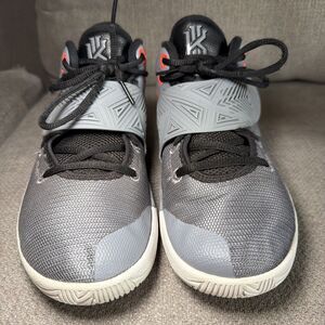 Authentic Nike Kyrie Flytrap 3 Cool Grey Basketball Shoe Size 9.5 EUC